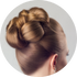 Frau mit hochgesteckten Haaren benutzt eine Haarunterlage