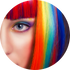 Frau mit sehr bunten Haarsträhnen gefärbt mit Haar Make-up
